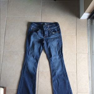 Bundle two American eagle jeans and pink AE shirt.