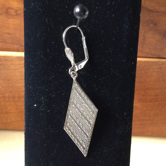 Silvery rectangular earrings - Picture 2 of 2