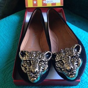 NIB📌 Suede Tigers head flats