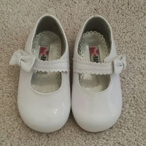 Baby girl patten leather dress shoes .. size 4