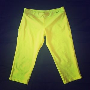 Volt Nike Capri