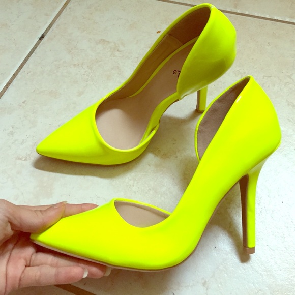 Neon yellow-greenish pumps