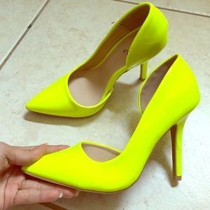 Neon yellow-greenish pumps