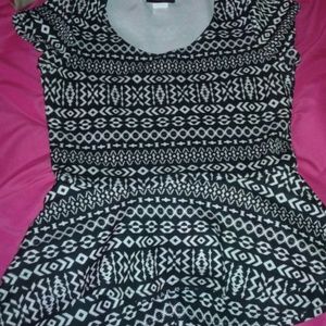 Black && white pelpum top