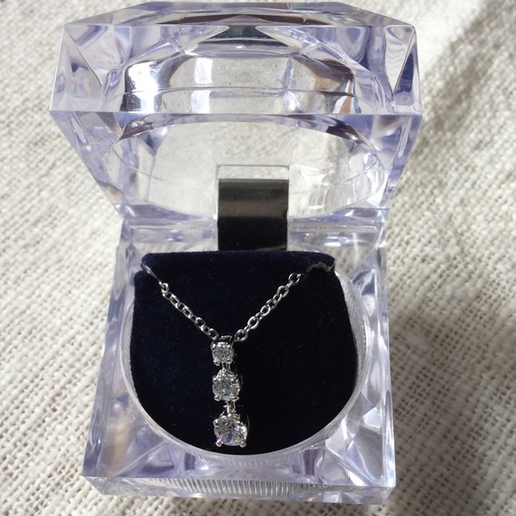 Sparkling necklace