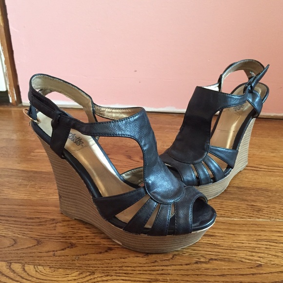 Black wedges