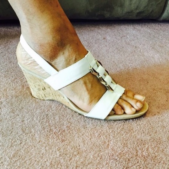 ANNE KLEIN - White Wedge Sandal