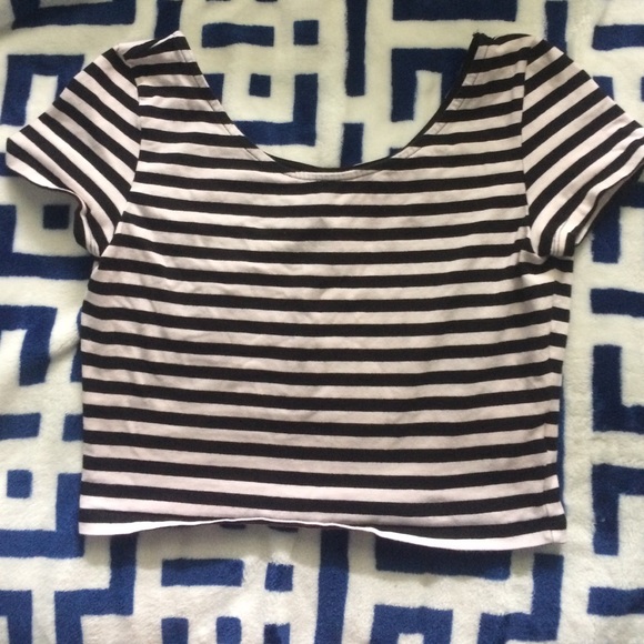 Black & White striped Crop Top 🌺