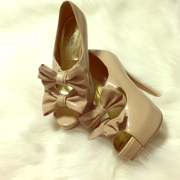 Nude high heels with bows