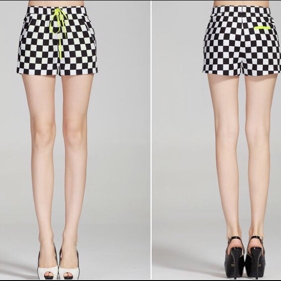 🆕 Hot B&W Elastic Waist Shorts
