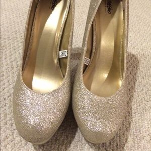 Silver sparkly pumps!