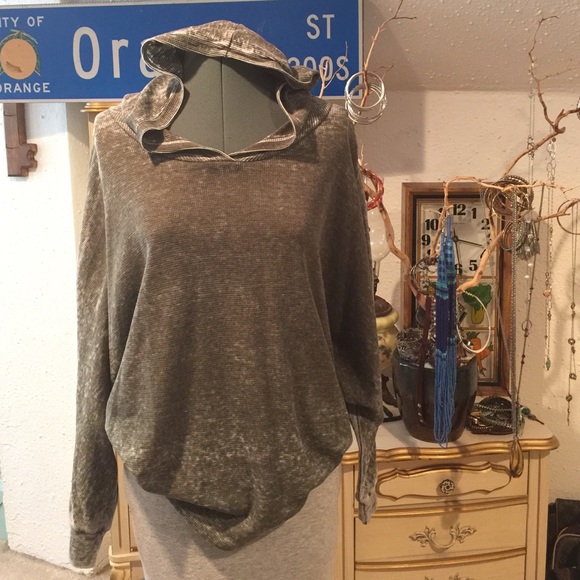 Grey/Green thermal hooded top