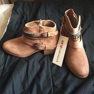 H&M ❤️ Coachella brown booties.