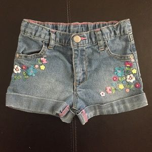 SOLD🐝Embridered floral denim shorts. Sz 3T