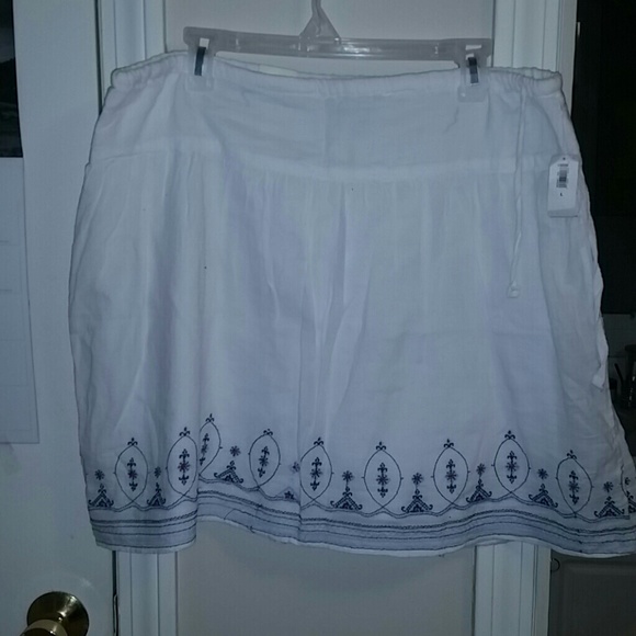 Old Navy white embroidered skirt
