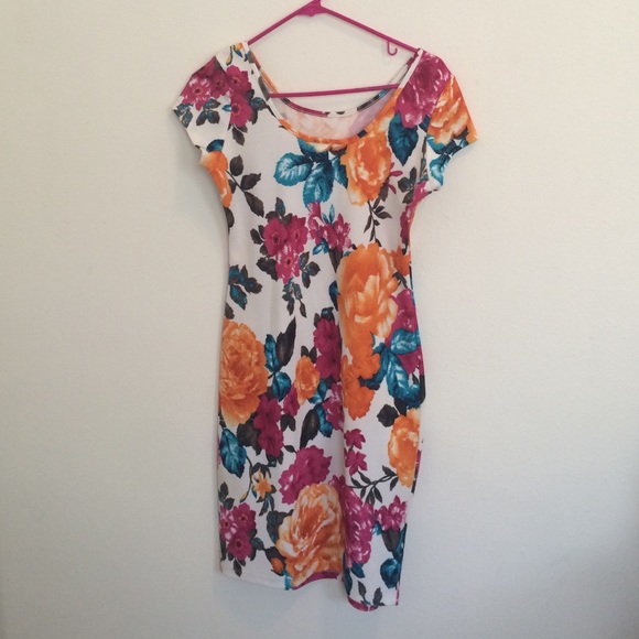 SOLD! Worn ONCE floral bodycondress. DOWN FROM $30 - Picture 2 of 4
