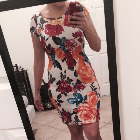 SOLD! Worn ONCE floral bodycondress. DOWN FROM $30 - Picture 3 of 4
