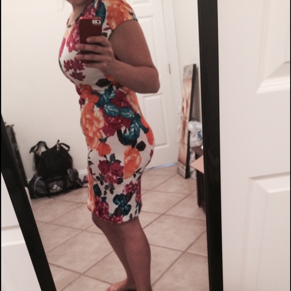 SOLD! Worn ONCE floral bodycondress. DOWN FROM $30 - Picture 4 of 4