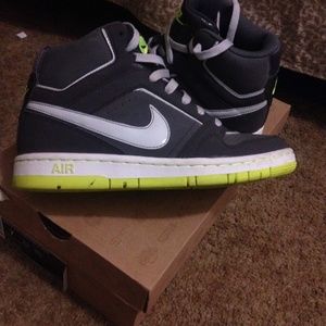 Women's Nike athletic shoes size 7