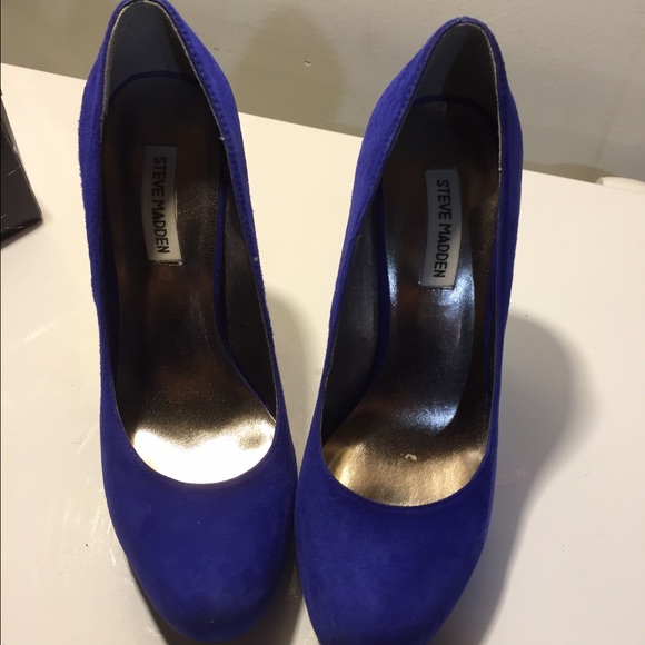 Blue suede "Trinitie" Steve Madden pumps