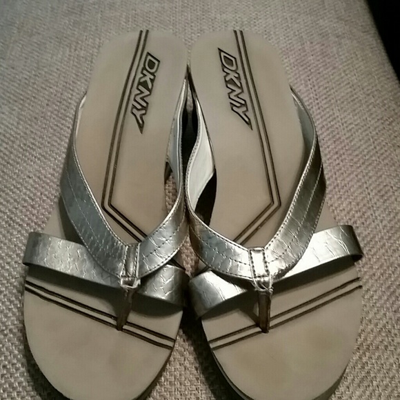 DKNY GOLD LEAF WEDGE SANDAL