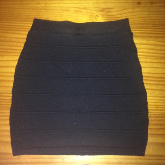 Black high waisted skirt. Size Small - Picture 3 of 3