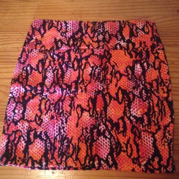 Dots high waisted skirt. Size Small - Picture 3 of 3