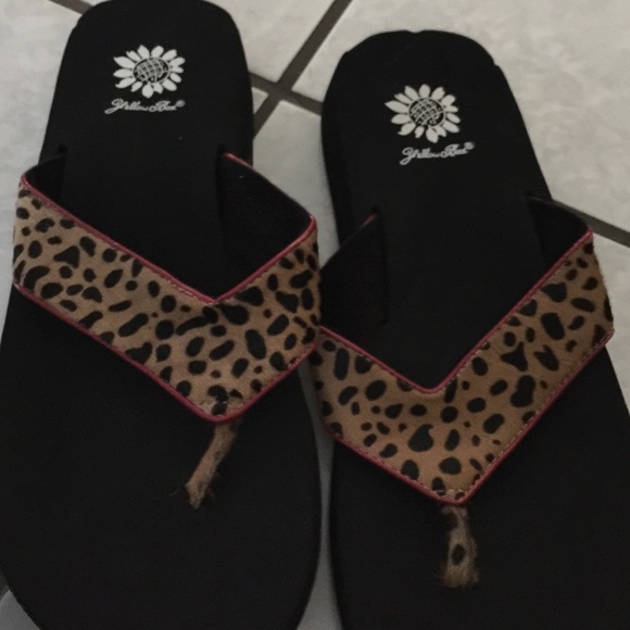 Yellow box flip flop size81/2 - Picture 1 of 3