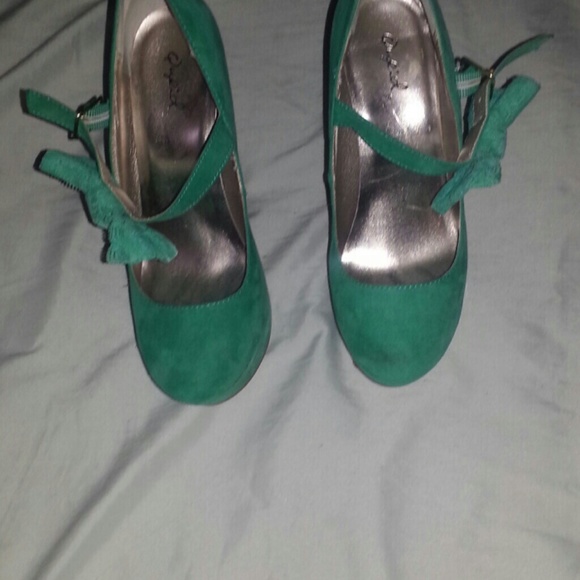 Green bow high heels
