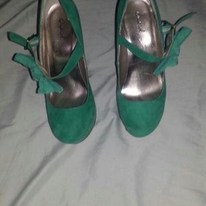 Green bow high heels