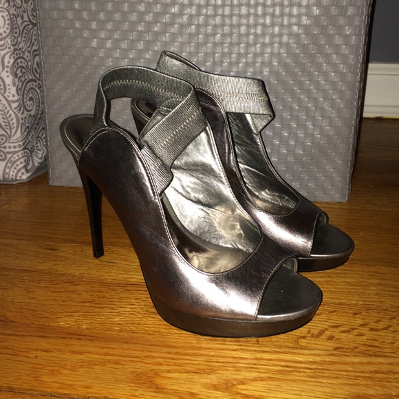 Size 8.5 Silver Carlos Santana Sandals