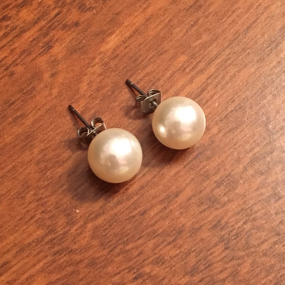 BRAND NEW 🔘 Pearl Earrings