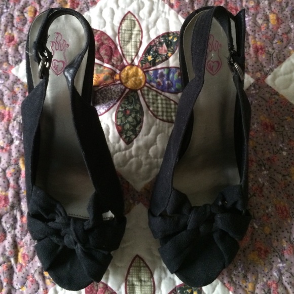 Black Crossed Heels