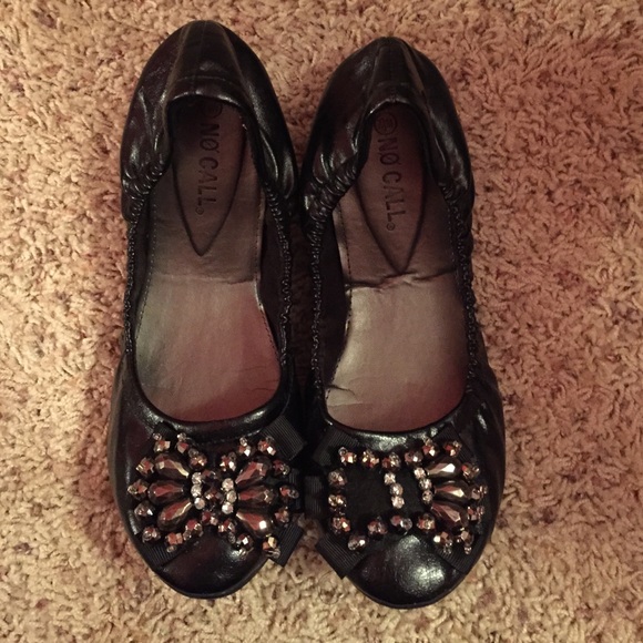 7 1/2 wide black flats