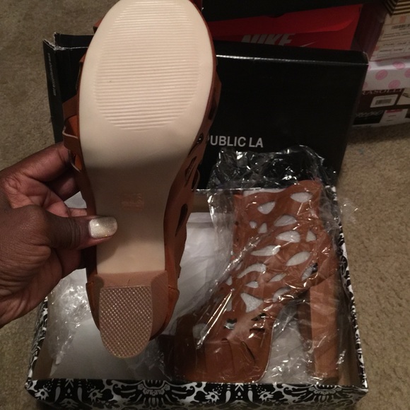 Thick heels pecan colored heels shoe republica LA - Picture 2 of 4