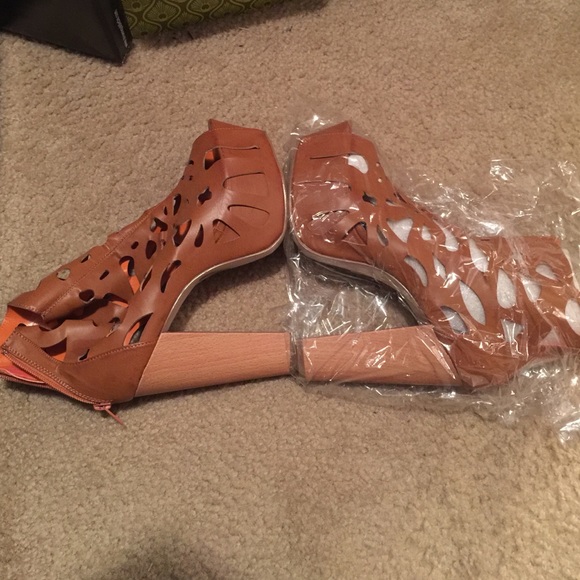 Thick heels pecan colored heels shoe republica LA - Picture 3 of 4