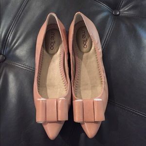 NEW Me Too Bow Flats in Tan