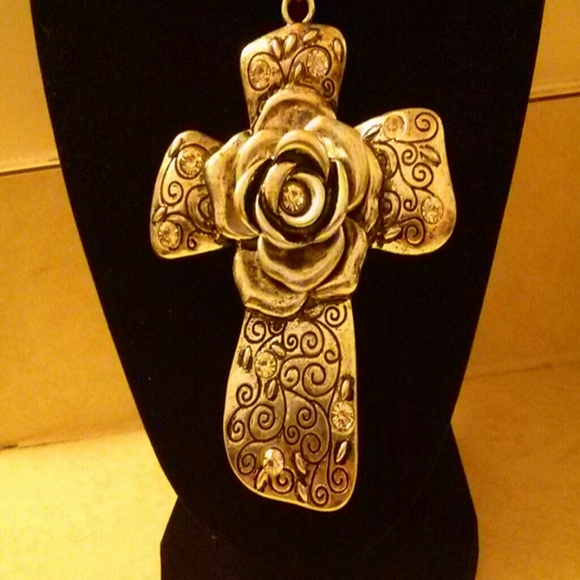 Beautiful studded cross with rose in the middle. - Picture 2 of 3