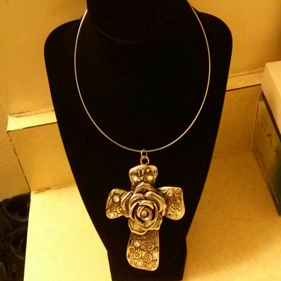 Beautiful studded cross with rose in the middle. - Picture 3 of 3