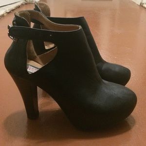 Cut out black booties (pumps)
