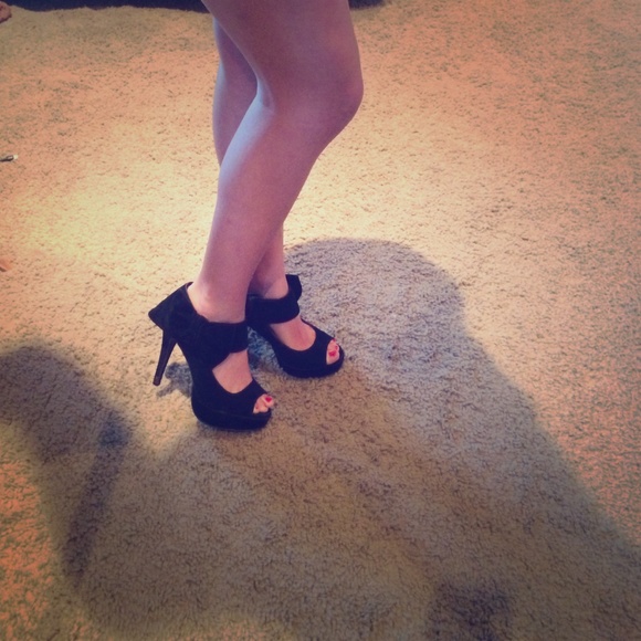Black heals with bow