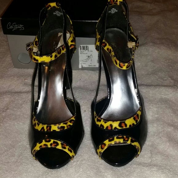 Animal print heels. - Picture 2 of 4