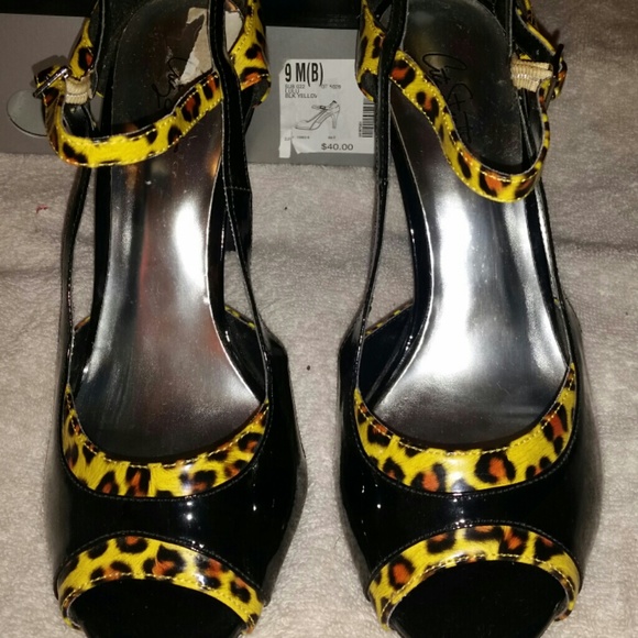 Animal print heels. - Picture 4 of 4