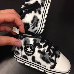 Baby unisex size 4 shoes!😻NEW