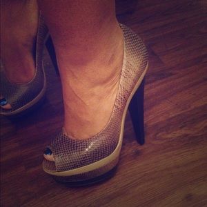 Aldo Gray & Nude Snakeskin Sandal! Never worn out!