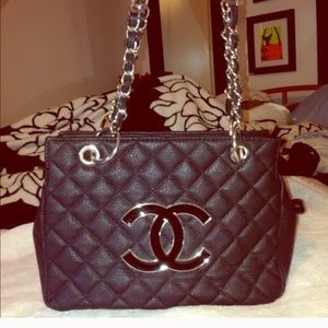 Non namebrand purse same as prev listing