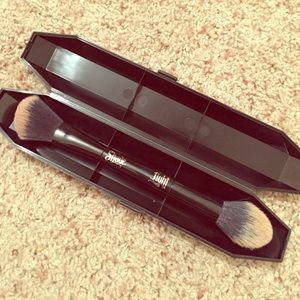Kat Von Dee contouring/highlighting brush!