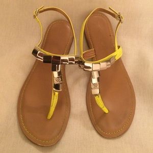 ☀️Fierce yellow t-strap sandals🐚