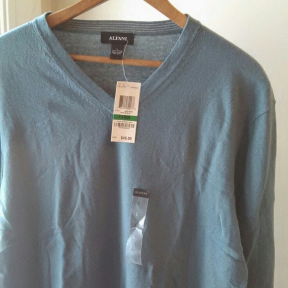 Bundle of two men's sweaters in like new condition