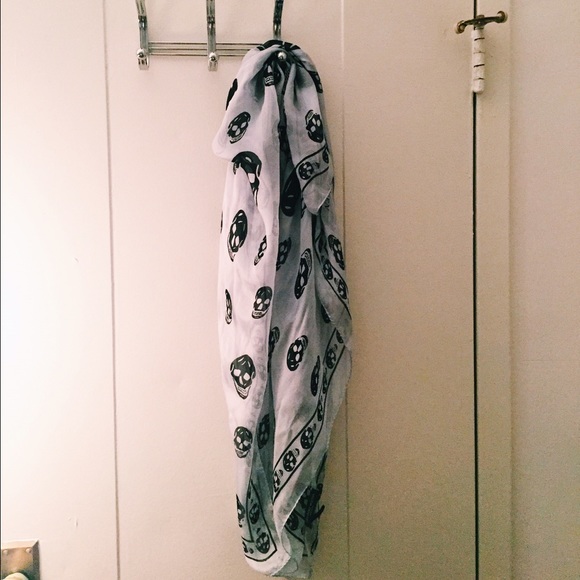 Alexander McQueen silk skull scarf